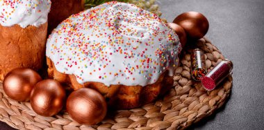 Paskalya yumurtası, altın, bronz ve arka planda Paskalya pastası. Tatil için hazırlık