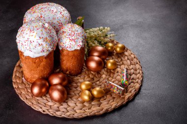Paskalya yumurtası, altın, bronz ve arka planda Paskalya pastası. Tatil için hazırlık