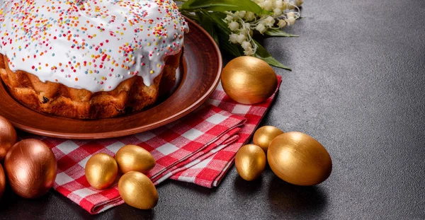 Paskalya yumurtası, altın, bronz ve arka planda Paskalya pastası. Tatil için hazırlık