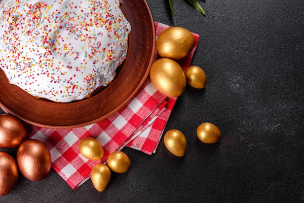 Paskalya yumurtası, altın, bronz ve arka planda Paskalya pastası. Tatil için hazırlık
