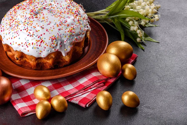 Paskalya yumurtası, altın, bronz ve arka planda Paskalya pastası. Tatil için hazırlık