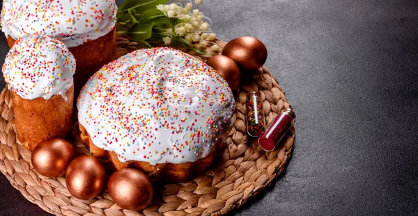 Paskalya yumurtası, altın, bronz ve arka planda Paskalya pastası. Tatil için hazırlık