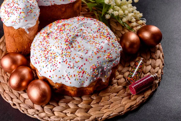 Paskalya yumurtası, altın, bronz ve arka planda Paskalya pastası. Tatil için hazırlık