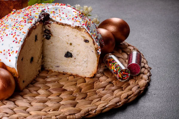 Paskalya yumurtası, altın, bronz ve arka planda Paskalya pastası. Tatil için hazırlık