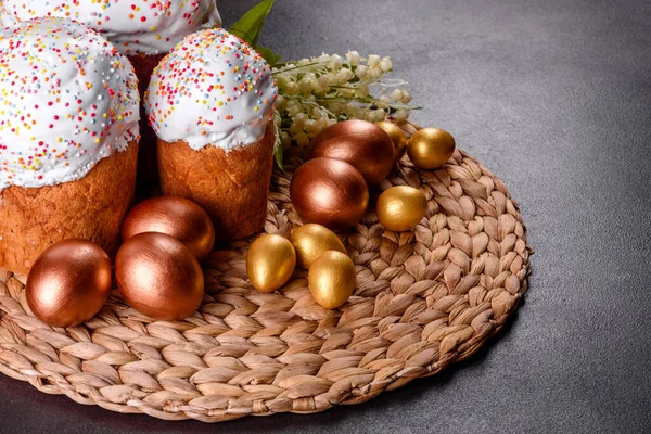 Paskalya yumurtası, altın, bronz ve arka planda Paskalya pastası. Tatil için hazırlık