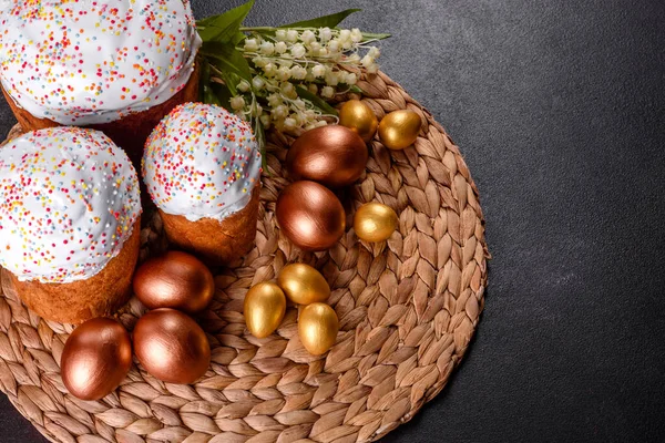 Paskalya yumurtası, altın, bronz ve arka planda Paskalya pastası. Tatil için hazırlık