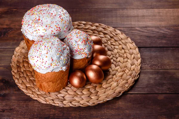 Paskalya yumurtası, altın, bronz ve arka planda Paskalya pastası. Tatil için hazırlık