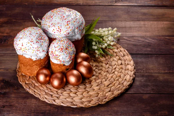 Paskalya yumurtası, altın, bronz ve arka planda Paskalya pastası. Tatil için hazırlık