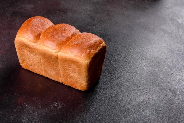Frisch Gebackenes Weißbrot Auf Braunem Betongrund Frisch Gebackenes Traditionelles Brot — Stockfoto