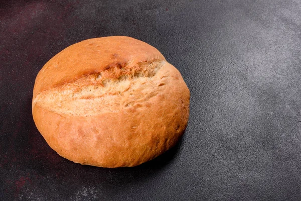 Pão Branco Fresco Assado Fundo Concreto Marrom Pão Tradicional Acabado — Fotografia de Stock