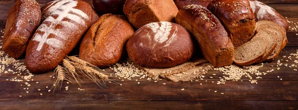 Kahverengi Bir Arka Planda Taze Pişmiş Kahverengi Ekmek Koyu Arkaplanda — Stok fotoğraf
