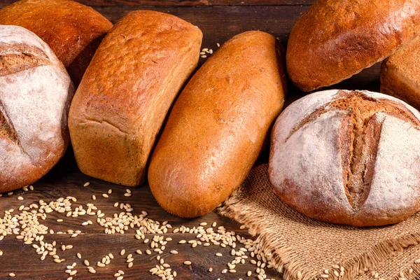 Pane Marrone Appena Sfornato Uno Sfondo Cemento Marrone Pane Tradizionale — Foto Stock