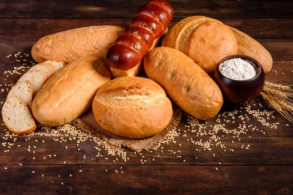 Pane Bianco Appena Sfornato Uno Sfondo Cemento Marrone Pane Tradizionale — Foto Stock