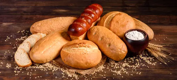 Pane Bianco Appena Sfornato Uno Sfondo Cemento Marrone Pane Tradizionale — Foto Stock