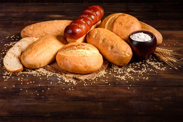 Pan Blanco Recién Horneado Sobre Fondo Hormigón Marrón Pan Tradicional —  Fotos de Stock