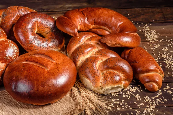 Komposition Aus Frisch Gebackenen Süßen Brötchen Mit Mohn Und Marmelade — Stockfoto