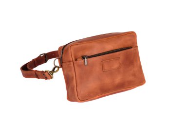 Beyaz arka planda izole edilmiş doğal deri çanta. Başarılı kişiler için suç ortağı