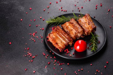 Biberiyeli kızarmış kaburga, soğan, çimento kaplı sos. Karanlık masa. Metin ve metin boşluğu için yer