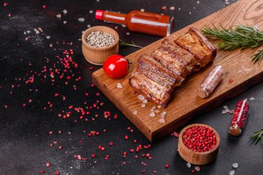 Biberiyeli kızarmış kaburga, soğan, çimento kaplı sos. Karanlık masa. Metin ve metin boşluğu için yer