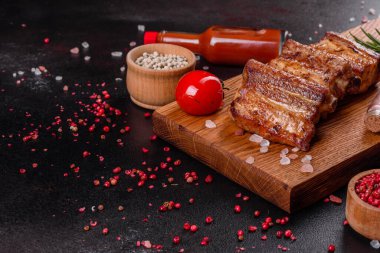 Biberiyeli kızarmış kaburga, soğan, çimento kaplı sos. Karanlık masa. Metin ve metin boşluğu için yer