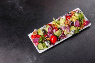Taze sebzeli Yunan salatası, beyaz peynir ve siyah zeytin. Kiraz domatesli sağlıklı salata, organik zeytin, salatalık, marul ve baharat.