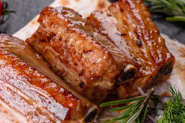 Biberiyeli kızarmış kaburga, soğan, çimento kaplı sos. Karanlık masa. Metin ve metin boşluğu için yer