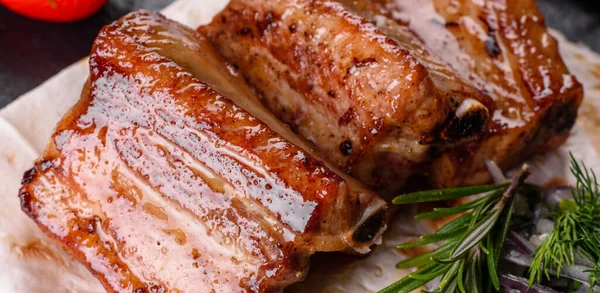 Costillas Fritas Con Romero Cebolla Salsa Sobre Fondo Hormigón Mesa — Foto de Stock