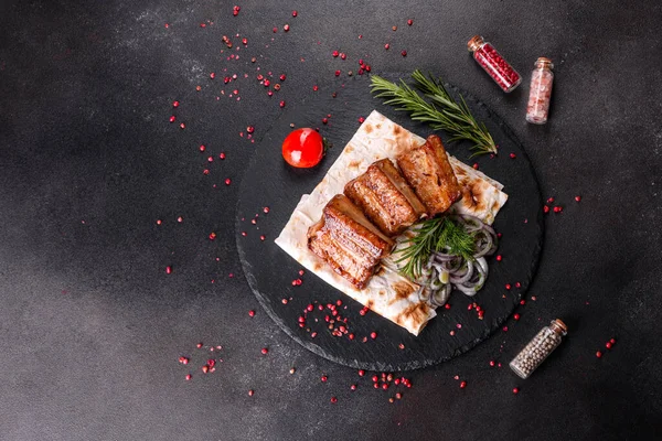 Costillas Fritas Con Romero Cebolla Salsa Sobre Fondo Hormigón Mesa — Foto de Stock