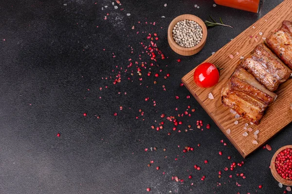 Costillas Fritas Con Romero Cebolla Salsa Sobre Fondo Hormigón Mesa — Foto de Stock