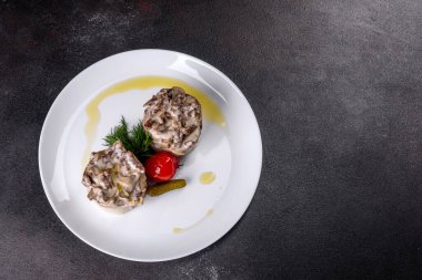 Yumuşak patates püresi ile nefis sığır stroganof. Patatesle servis edilen biftek stroganoff.