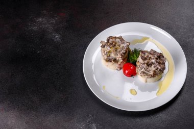 Yumuşak patates püresi ile nefis sığır stroganof. Patatesle servis edilen biftek stroganoff.
