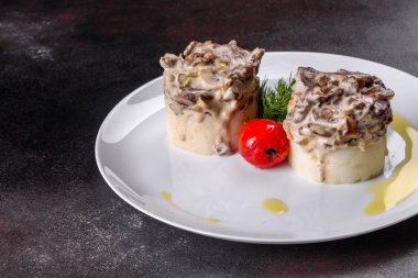 Yumuşak patates püresi ile nefis sığır stroganof. Patatesle servis edilen biftek stroganoff.