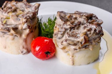 Yumuşak patates püresi ile nefis sığır stroganof. Patatesle servis edilen biftek stroganoff.