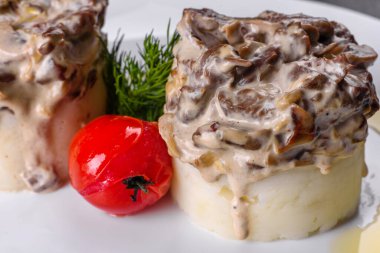 Yumuşak patates püresi ile nefis sığır stroganof. Patatesle servis edilen biftek stroganoff.
