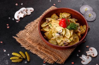 Peynirli, otlu ve domates soslu Rus patatesleri.