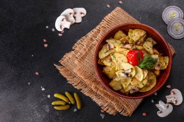 Peynirli, otlu ve domates soslu Rus patatesleri.