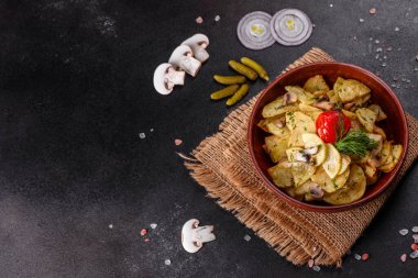 Peynirli, otlu ve domates soslu Rus patatesleri.