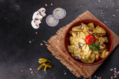 Peynirli, otlu ve domates soslu Rus patatesleri.