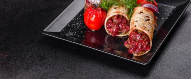 Lezzetli taze et tartartarı ve siyah bir tabakta siyah bir arka planda kızarmış ekmek.