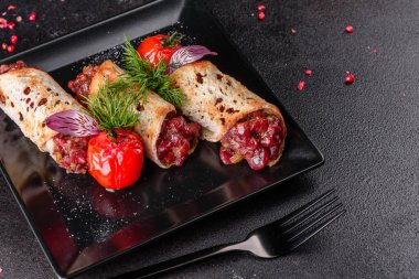 Lezzetli taze et tartartarı ve siyah bir tabakta siyah bir arka planda kızarmış ekmek.