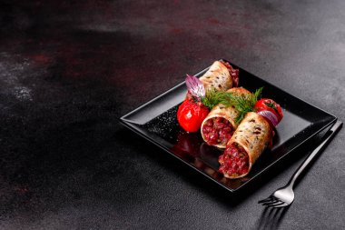 Lezzetli taze et tartartarı ve siyah bir tabakta siyah bir arka planda kızarmış ekmek.