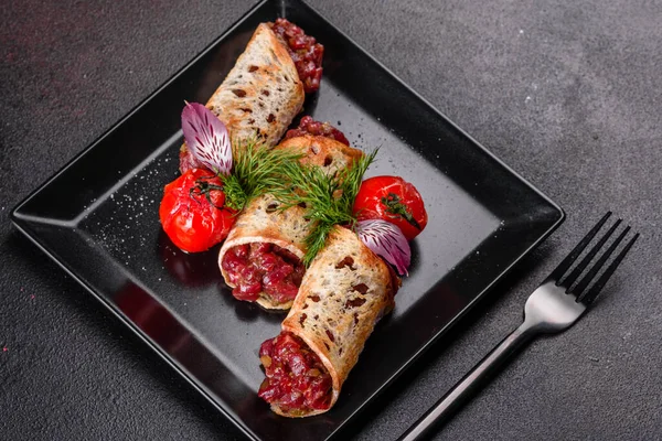 Delicioso Tártaro Ternera Fresca Con Tostadas Sobre Plato Cuadrado Negro —  Fotos de Stock