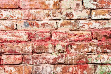 Çatlakları ve çizikleri olan tuğla duvar dokusu arka plan olarak kullanılabilir.