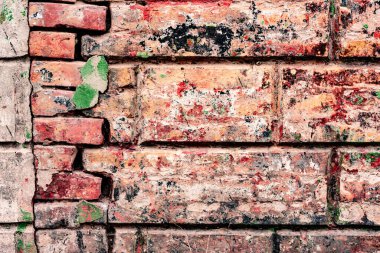 Çatlakları ve çizikleri olan tuğla duvar dokusu arka plan olarak kullanılabilir.