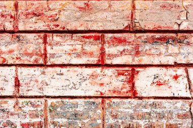 Çatlakları ve çizikleri olan tuğla duvar dokusu arka plan olarak kullanılabilir.