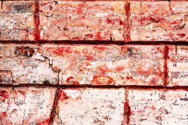 Çatlakları ve çizikleri olan tuğla duvar dokusu arka plan olarak kullanılabilir.