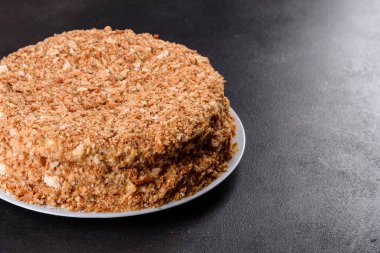 Koyu arkaplanda kremalı taze nefis kek Napolyonu. Kablo ve kremadan oluşan pasta