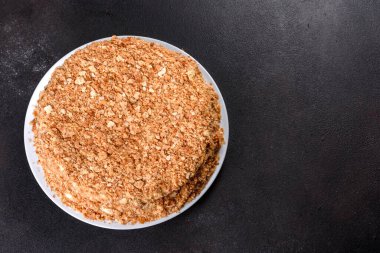 Koyu arkaplanda kremalı taze nefis kek Napolyonu. Kablo ve kremadan oluşan pasta