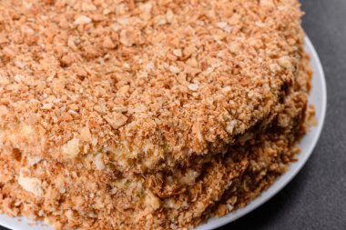 Koyu arkaplanda kremalı taze nefis kek Napolyonu. Kablo ve kremadan oluşan pasta