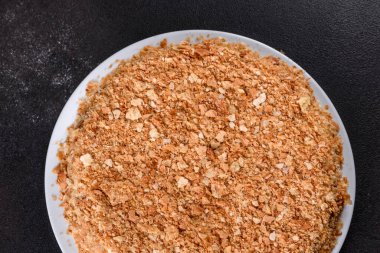 Koyu arkaplanda kremalı taze nefis kek Napolyonu. Kablo ve kremadan oluşan pasta